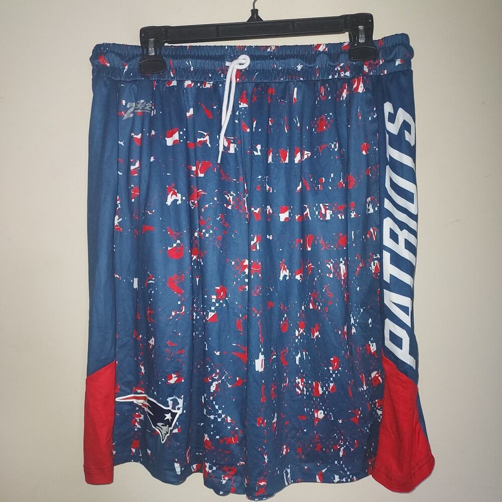New England Patriots Men's Shorts Medium Zubaz Color Grid Shorts Blue Red